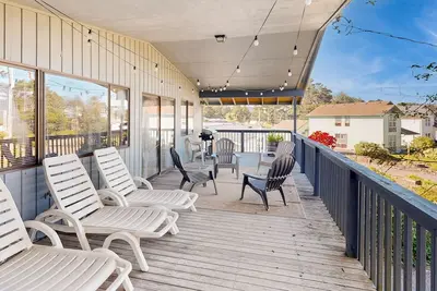 Image de Comfortable, inviting home with great deck, 2 blocks to the beach