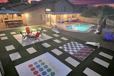 Image de Desert Retreat with Life-sized Checkers and Twister, Pool, Spa & Ping-Ping!