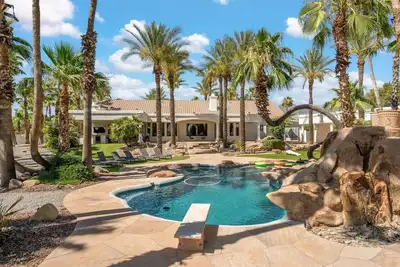 Image de Resort Style Estate, 2 Houses, Putt-Putt Course, B-ball Court, Heated Pool