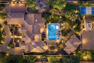 Image de Two Homes-Pickleball-Batting Cage-Sand Volleyball-B-ball-Putt-Putt-Heated Pool