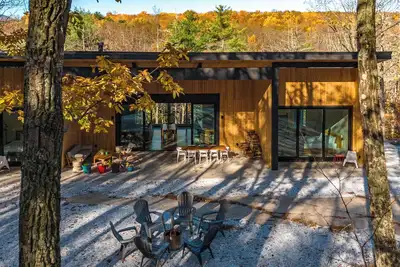 Image de Modern home nestled in the woods on secluded road with private swimming hole!