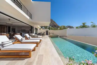 Amazing Beach View, Walk to the Beach. Cleaning & Concierge