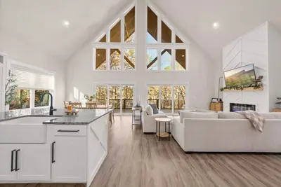 Image de Beautiful Spacious New Lakefront Home