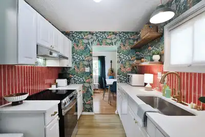 Image de The Good Place - Uptown Westerville's Premier Vacation Home - Colorful & Cozy