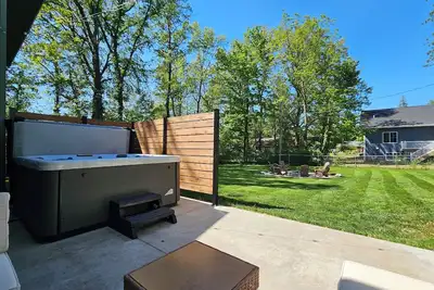 Image de Cozy Home Near Downtown w/ Hot Tub, Fire Pit, Bikes, King Bed, and Full Kitchen