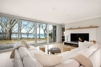 Image de Waterfront Luxury with Pickleball and Dock, Separate Barn and More! ! !