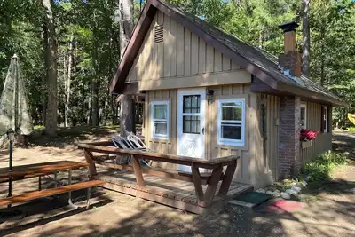 Image de Cabin 3 on the bank of the Autrain River next to the Hiawatha Forest.