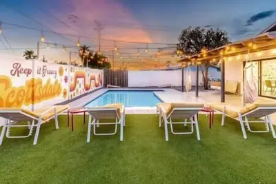 Image de The Groovy Pad - 70s themed house w/ Heated pool!