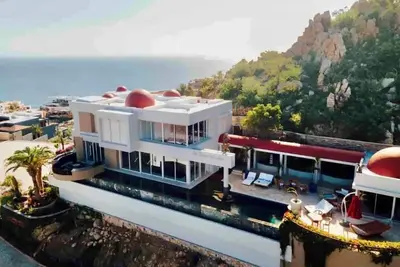 Image de above the city lights of storied\nCabo a remarkable structure is\nchiseled
