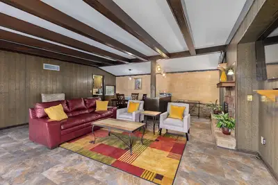 Image de Stylish & Serene Bungalow - 2br - Fireplace - Backyard