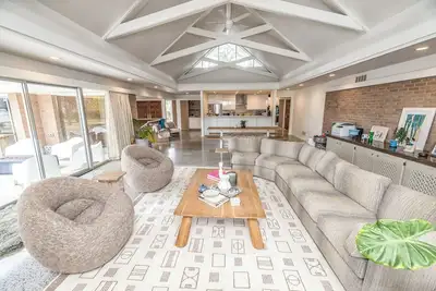 Image de Mod Happy - a chic mid-century modern oasis