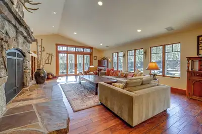 Image de Private Patio & Gas Grill: Stunning Truckee Home