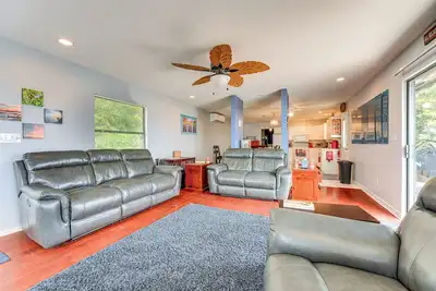 Image de Waterfront Lake Buchanan Cottage w/ Kayaks!