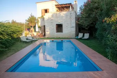 Image de Premium Rethymno Villa | 3 Bedrooms | Villa Hinaki | Private Garden | Private Outdoor Pool | Bbq | Outdoor Sitting and Dining Area | Prines
