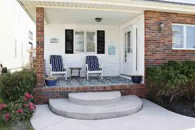 Image de Cozy Cape Cod 1 Block From The Beach! !