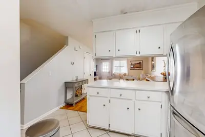 Image de Inviting condo with an outdoor pool, washer\/dryer, & Ac - near the beach