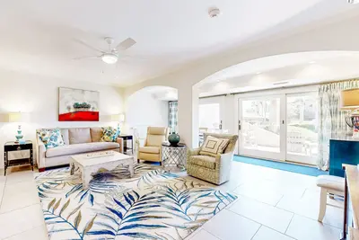 Image de Snowbird friendly, oceanfront community with optional golf cart!