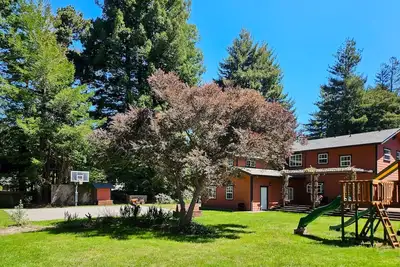 Image de Magical estate & detached guest suite with hot tub, game room, pond & playset