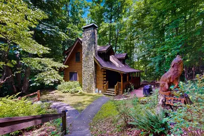 Image de Mountain-view dog-friendly cabin with hot tub, wraparound deck & pool table