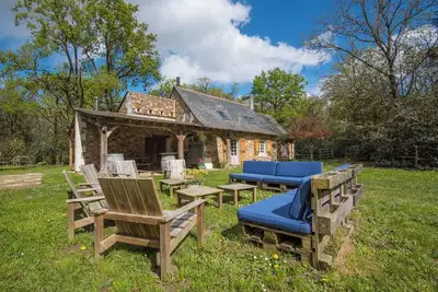 Image de la petite maison dans la forêt, un havre de paix en pleine nature!