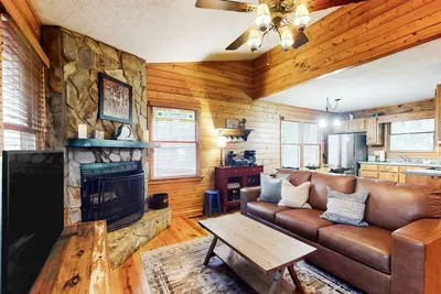 Image de Quintessential cabin with hot tub, screened deck & dog-friendly fenced yard