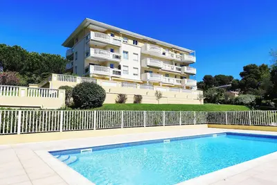 Image de Elegant Two-Bedroom Apartment with Private Pool and Private Parking