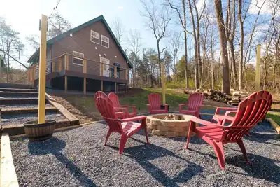 Image de Stream On: Hot tub, Firepit, Bocce Ball, Horse Shoes, Outdoor Ping Pong Table