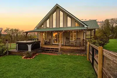Image de Cozy cabin retreat w/hot tub and fenced yard. Pet-Friendly!