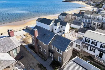 Image de New Home Overlooking Bay w/Direct Beach Access