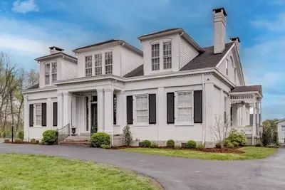 Image de The Manhattan Manor in Bardstown, Kentucky is minutes from the Bourbon Trail.