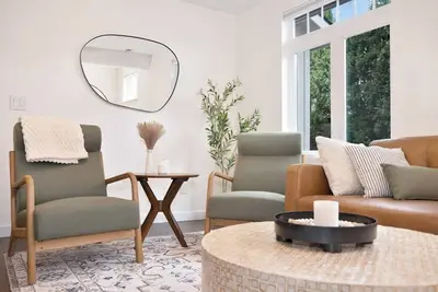 Image de Sanders Beach Retreat, walk to Dt & Sanders beach!