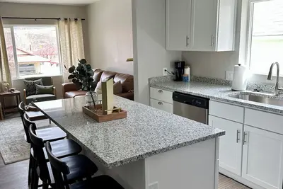 Image de The Pine House- newly renovated home located in downtown