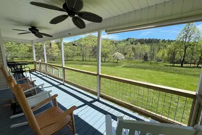 Image de Secluded Acreage Surrounded by Mountain Views with Serene Creekside Sanctuary