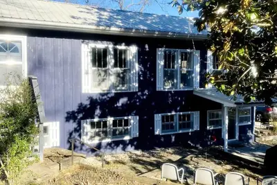 Image de Historic Blue Tavern Lake House  3-bedroom house