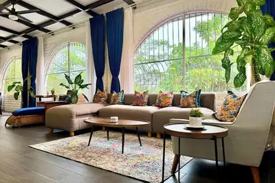 Image de Luxuriously Modern Tropical Beach House w/ Contemporary Upgrades