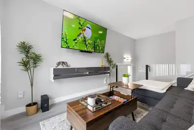 Image de Central Luxury 4 Bed Home with A/C | Fast wifi | Rainfall showers | Bbq