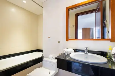Image de Night Life Lancaster 1br GymBarJapTown