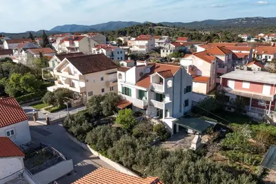 Image de Appartement de trois chambres avec le balcon et la vue sur le mer Pirovac, Sibenik (A-22567-c)