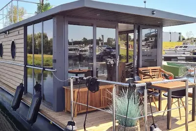 Image de Joli bateau de 2 chambres Ă Ophoven