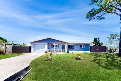 Image de Snowbird & dog-friendly home with patio, grill, private beach access, bikes, W/D