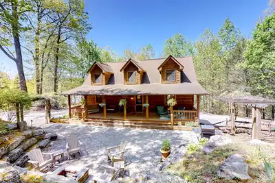 Image de Woodsy cabin with hot tub, gas fireplace, firepit, balcony & gas grill