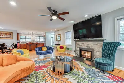 Image de 14 Mi to Dc: Retreat w/ Hot Tub & Sunroom!