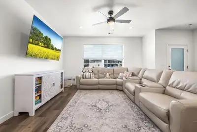 Image de New Luxury Townhome near Utah Lake! Mountain View’s. Family Friendly amenities!