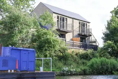 Image de Waters Edge Lock View, pet friendly, with hot tub in Gargrave