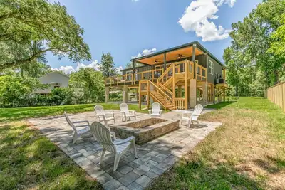 Image de Gorgeous Brand New Home on the Black Creek, 2 firepits, Peaceful Views