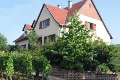 Image de maison située dans le vignoble, appartement à l'étage avec entrée indépendante.