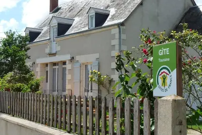 Image de Maison avec jardin clos et terrasse couverte en Touraine, proche des châteaux et nature préservée.