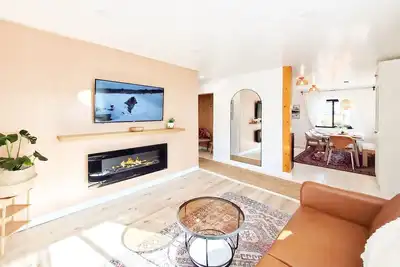 Image de Remodeled Twin Duplex 3-Bedroom Home, close to airport, beach, Disney, shopping