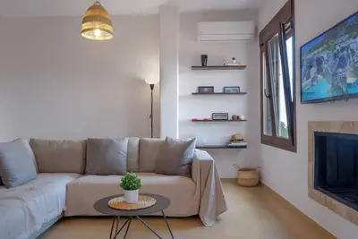 Image de Casa Avgerinou: Hilltop Retreat with Breathtaking Sea Views & Proximity