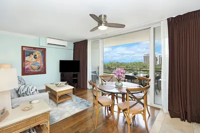 Image de Gorgeous partial Ocean View in the Heart of Waikiki! Free Parking & Wi-Fi!